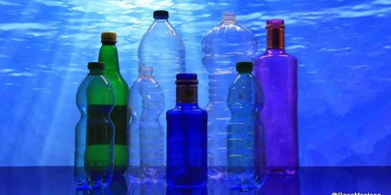 botellas de plastico y vidrio en el mar - Cómo afecta el vidrio al mar