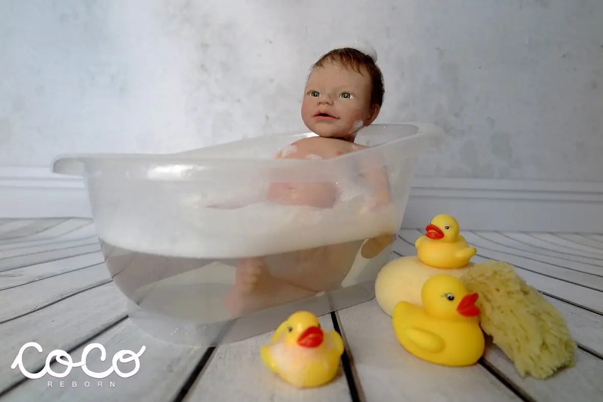 bebe de plastico bañar - Cómo bañar a un bebé de un año