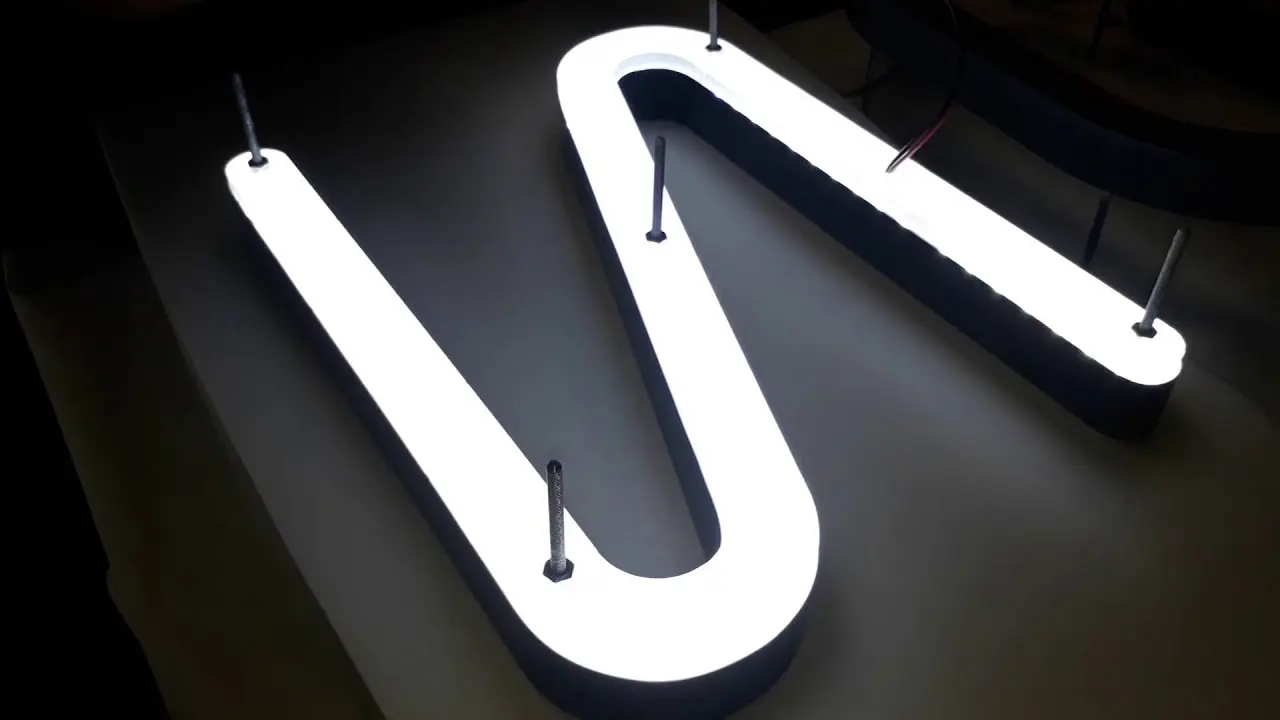 como iluminar letras corporeas acrilico - Cómo fijar letras en pared