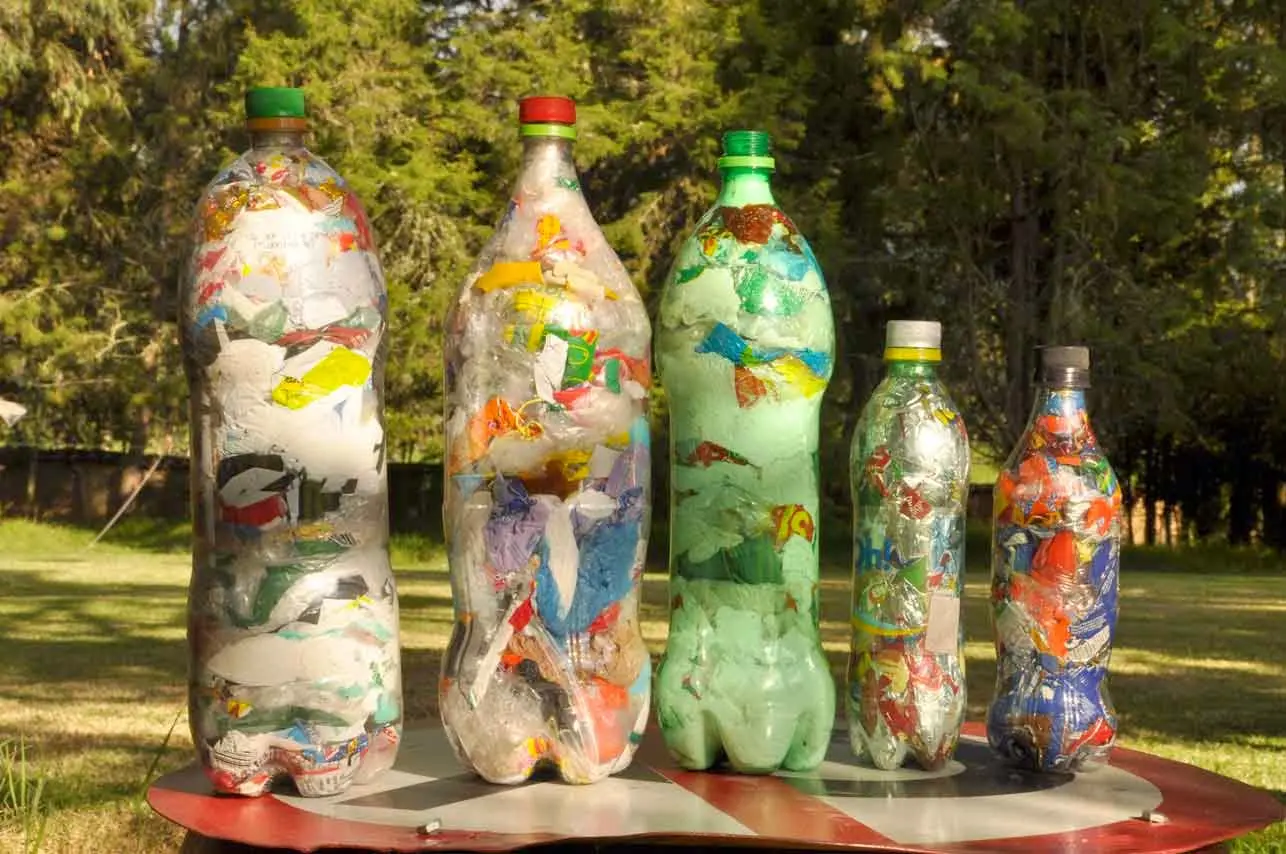 botellas con plastico dentro - Cómo funciona un Ecobot