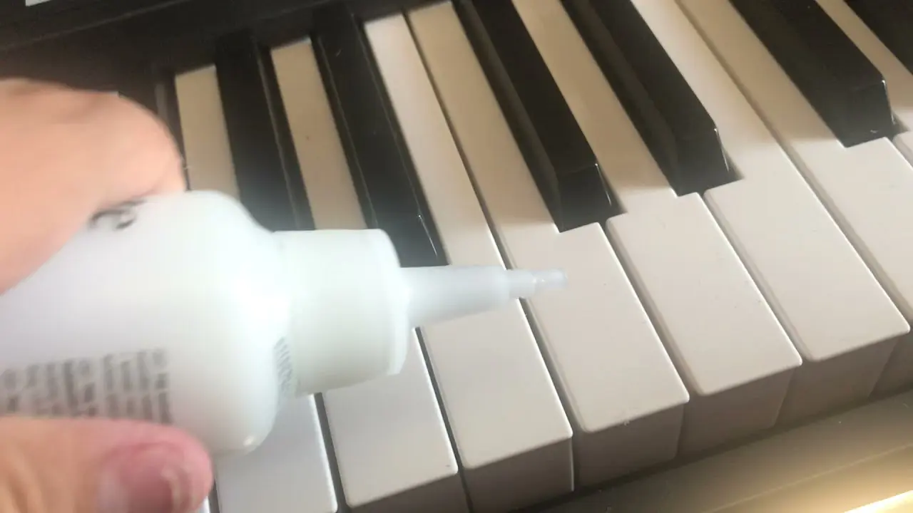 como blanquear teclas de plastico - Cómo limpiar las teclas de un teclado musical