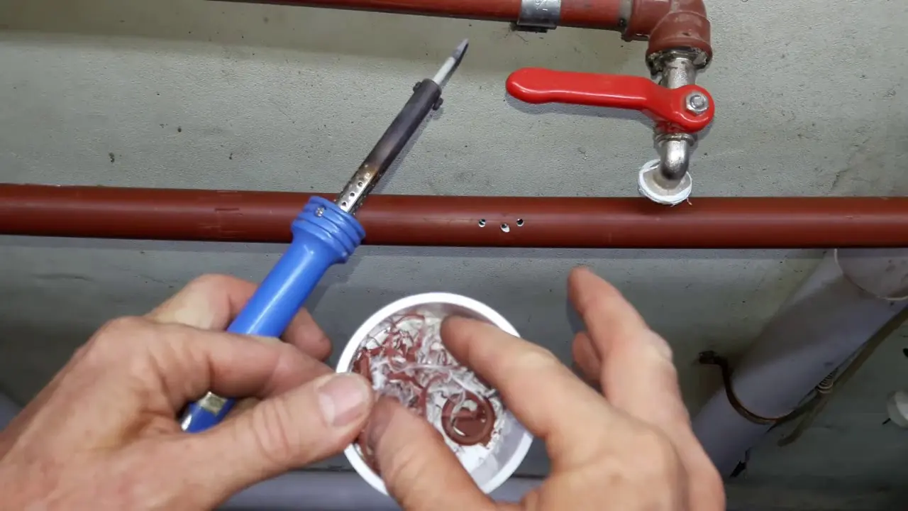 Cómo reparar un caño de agua plástico con Poxilina - Cómo parchar un caño de agua con Poxilina como reparar un caño de agua plastico - Cómo parchar un caño de agua con Poxilina