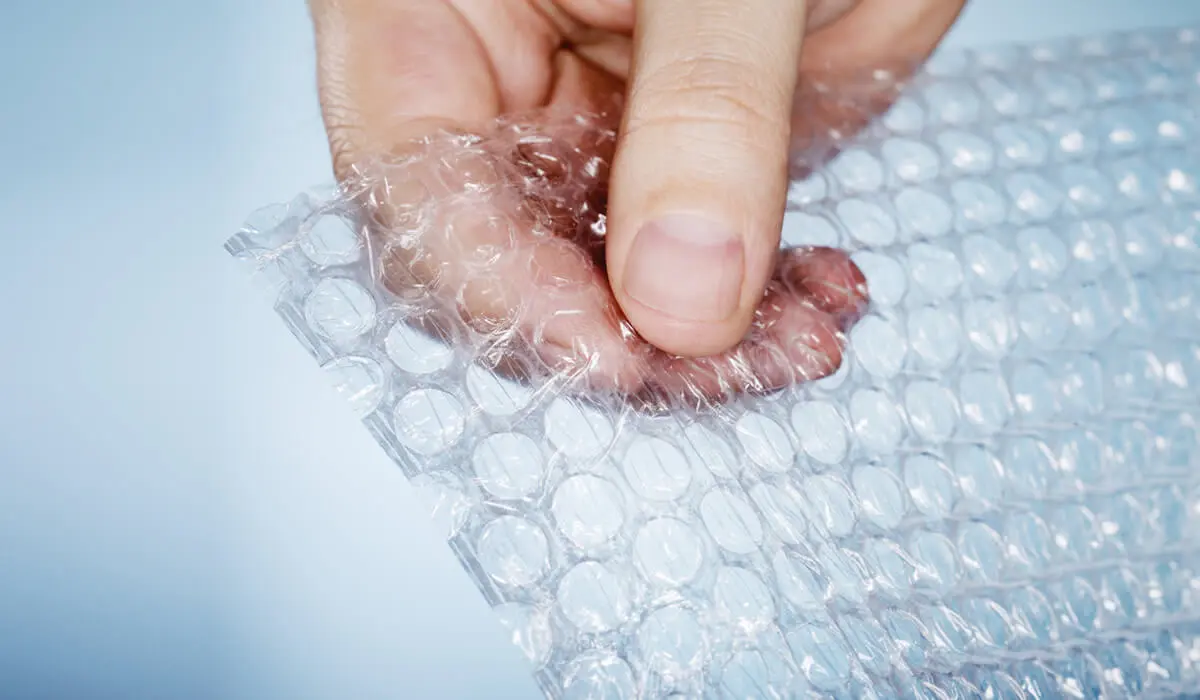 como envolver con plastico burbuja - Cómo pegar papel en burbujas