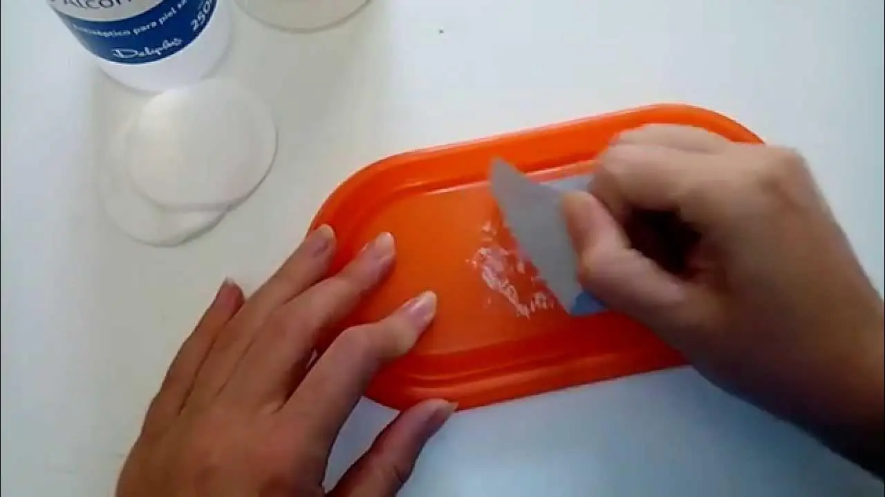 como quitar pegamento de cinta en plastico - Cómo quitar el pegamento de una cinta