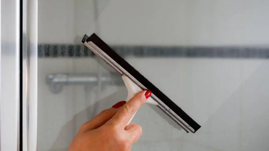 como limpiar mamparas de baño de acrilico - Cómo quitar las manchas de agua de la mampara del baño