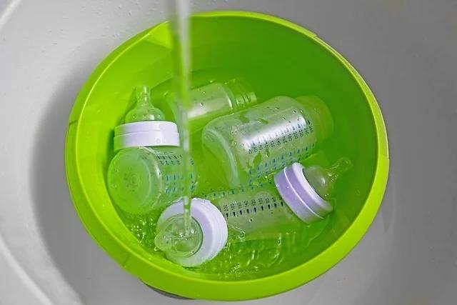 como limpiar mamaderas de plastico - Cómo sacar lo amarillo de las mamaderas