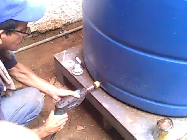 Cómo perforar un tanque de agua de plástico - Cómo se hace un agujero en un tanque de agua de plástico como agujerear un tanque de agua plastico - Cómo se hace un agujero en un tanque de agua de plástico