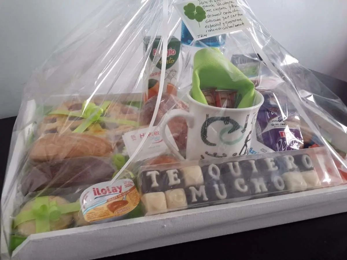 bandeja de plastico decorada con papel selofan - Cómo se llama el papel para envolver bandejas