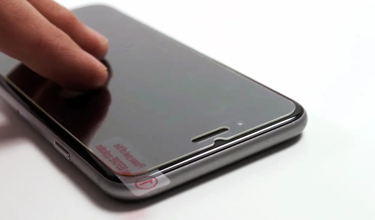 celulares con pantalla de plastico - Cómo se llama el plástico del celular