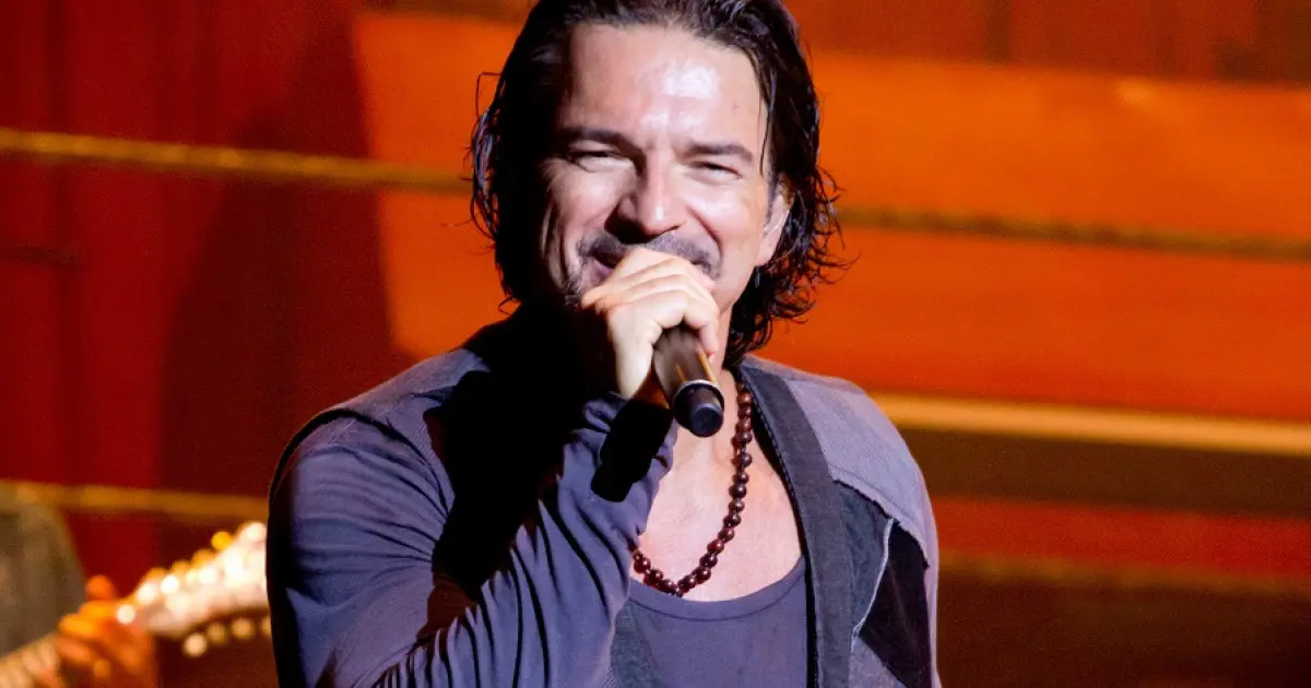 chico de plastico ricardo arjona letra - Como si fuera tan fácil Rasgarte de mi mente como si todo lo que se vivió era tan intrascendente