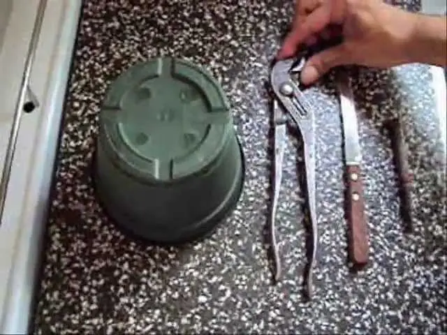 como perforar macetas de plastico - Cómo usar una maceta sin agujeros