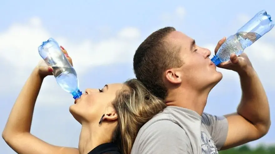 tomar agua de botella de plastico - Cuál es la forma correcta de tomar agua de una botella
