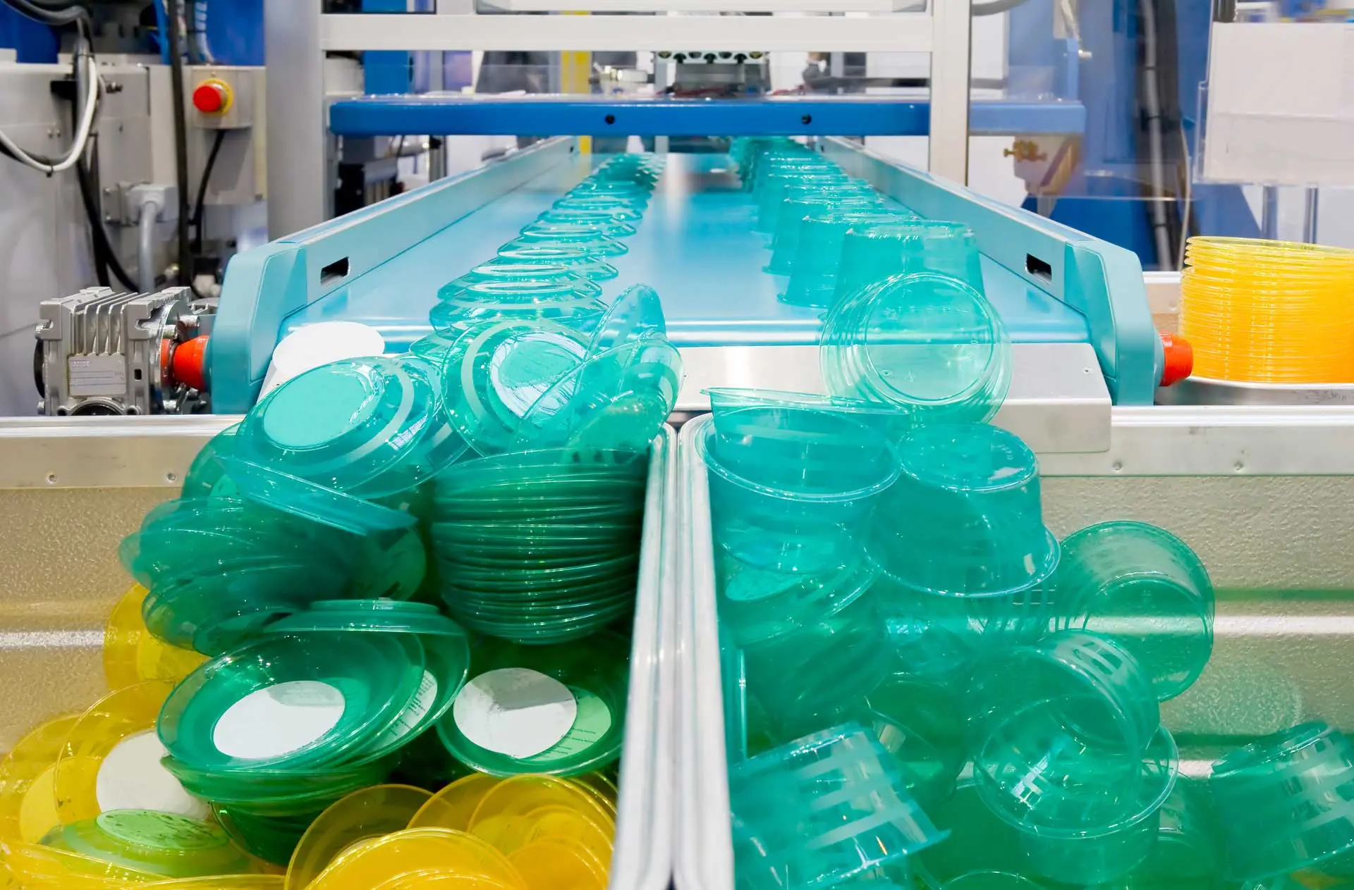 que se hace en una fabrica de plastico - Cuál es la función de una fábrica