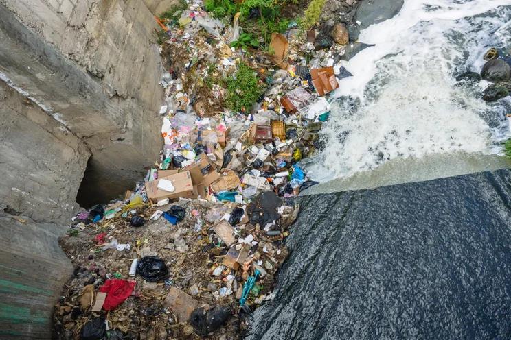 contaminacion causada por el plastico - Cuáles son las causas del uso del plástico