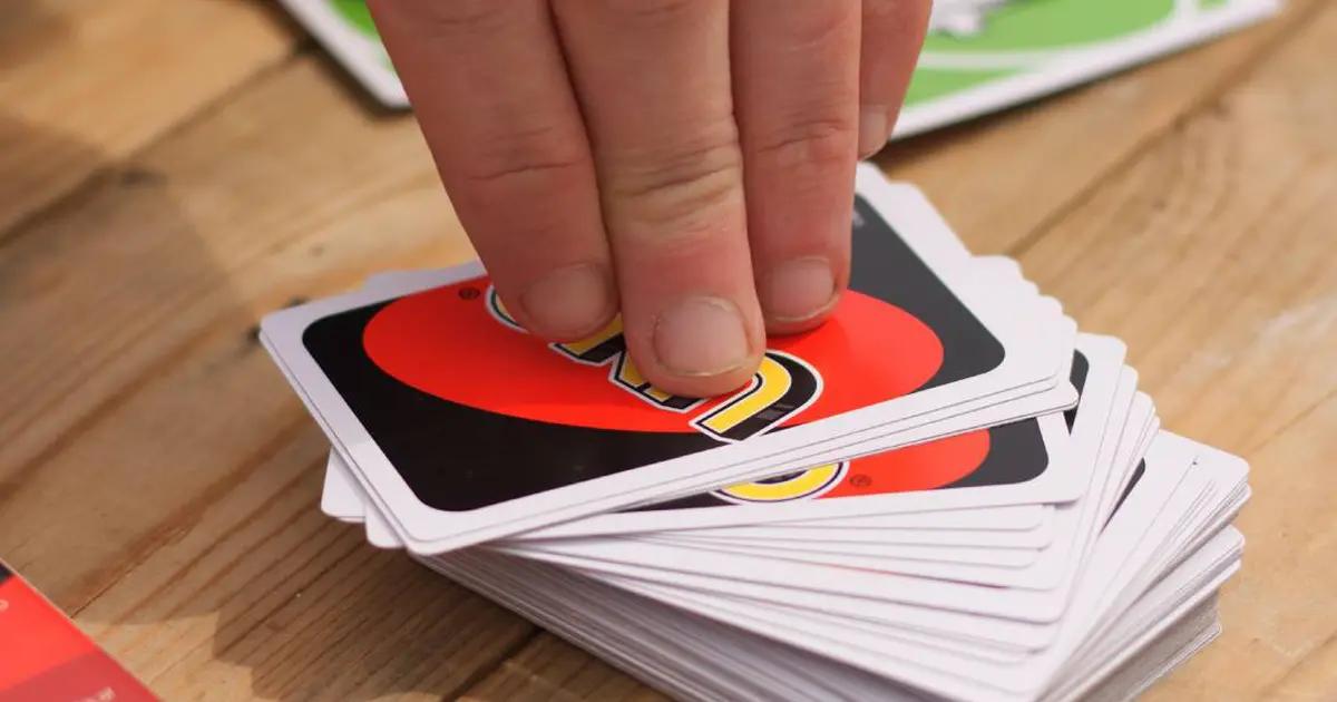 juego uno de plastico - Cuáles son las reglas del juego de cartas UNO