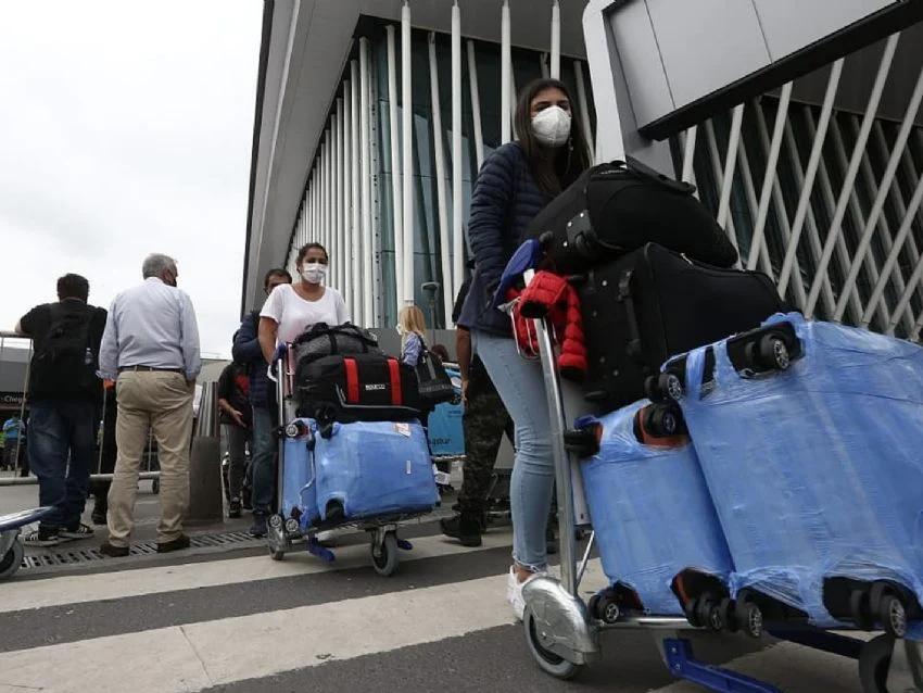 Aeropuerto Ezeiza: Precio de plastificar valijas - Cuánto cuesta envolver la maleta en Aeroparque aeropuerto ezeiza precio plastico valija - Cuánto cuesta envolver la maleta en Aeroparque