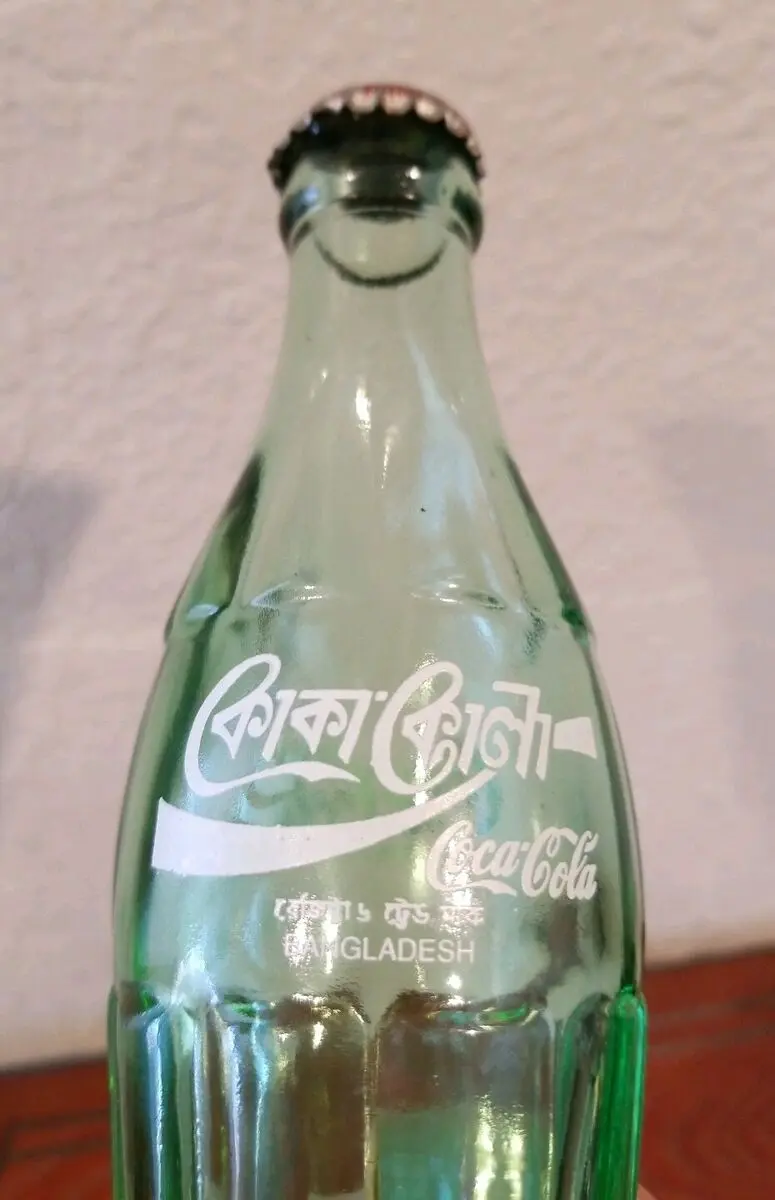 botella coca cola de vidrio con tapita de plastico - Cuánto trae la Coca-Cola de vidrio