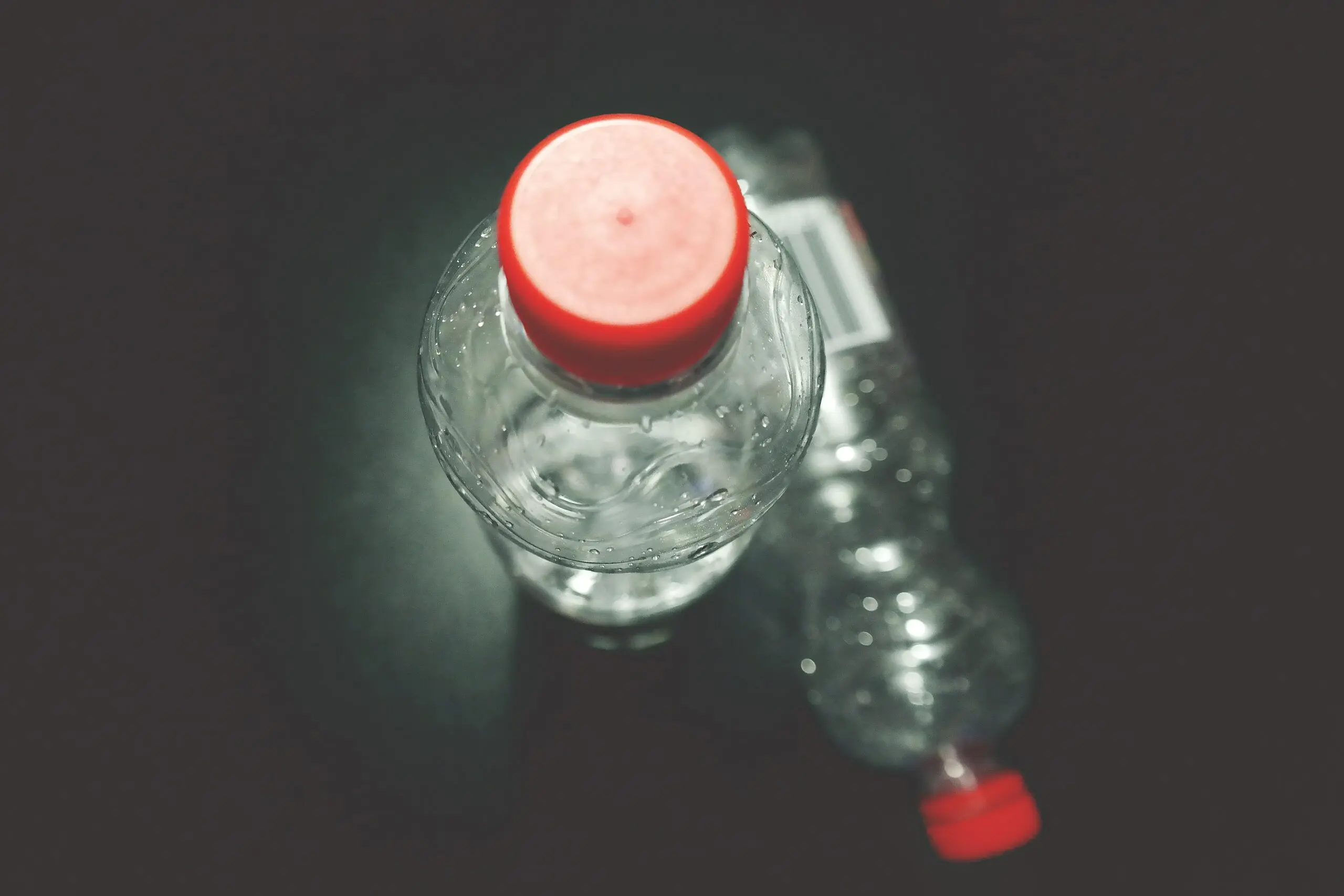 botellas de plastico materiales - De qué están hechas las botellas de agua de plástico