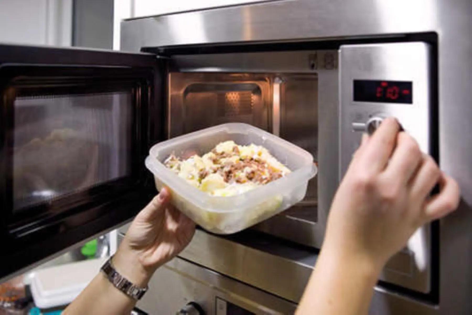El plástico en el microondas produce cáncer: ¿Mito o realidad? - Qué daño hace calentar la comida en el microondas el plastico en el microondas produce cancer - Qué daño hace calentar la comida en el microondas