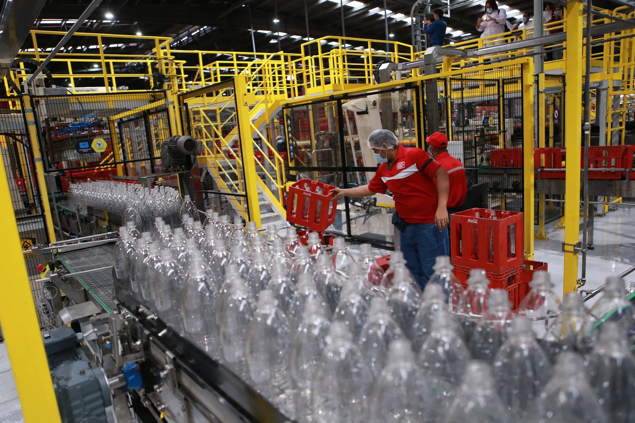 botellas de plastico retornables coca cola fabrica - Qué empresa hace las botellas de Coca-Cola