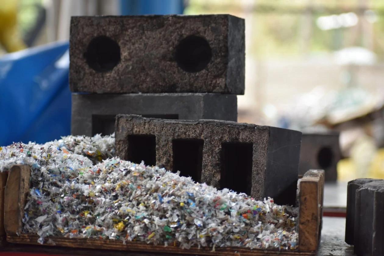 bloques de cemento con plastico - Qué es más barato construir con ladrillo o block
