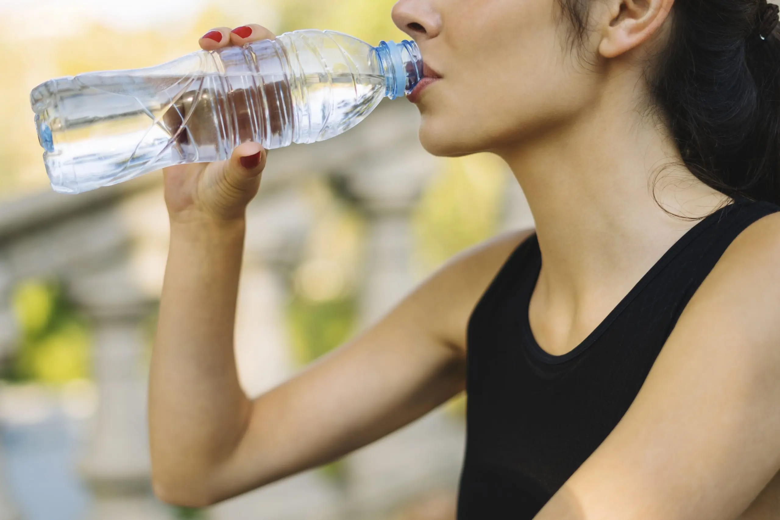 tomar agua de botella de plastico - Qué es mejor el agua en botellas de plástico