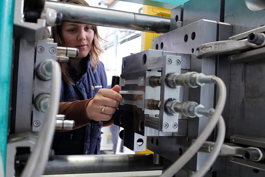 operador de maquina inyectora de plastico - Qué es un operador de inyeccion