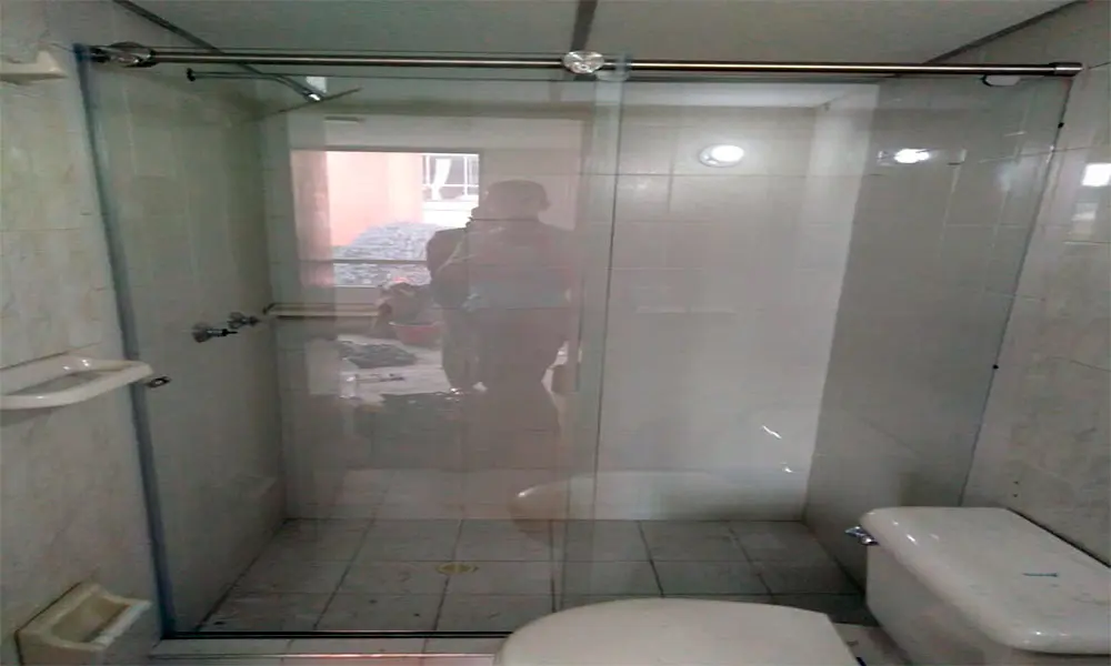 Divisiones en baños de policarbonato: la combinación perfecta de funcionalidad y estilo - Qué es una mampara batiente divisiones en baños policarbonato - Qué es una mampara batiente