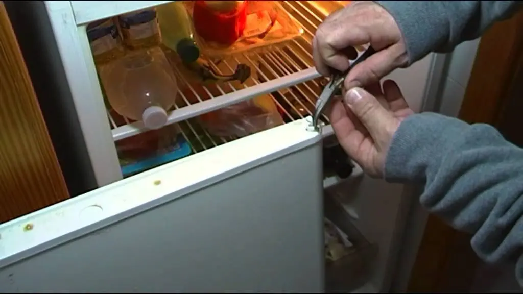 arreglar plastico puerta de heladera - Qué hacer para que la goma de la nevera pegue