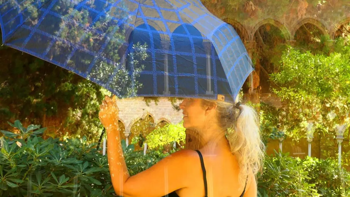 botellas de plastico en el paraguas para evitar los rayos - Qué paraguas es mejor para el sol