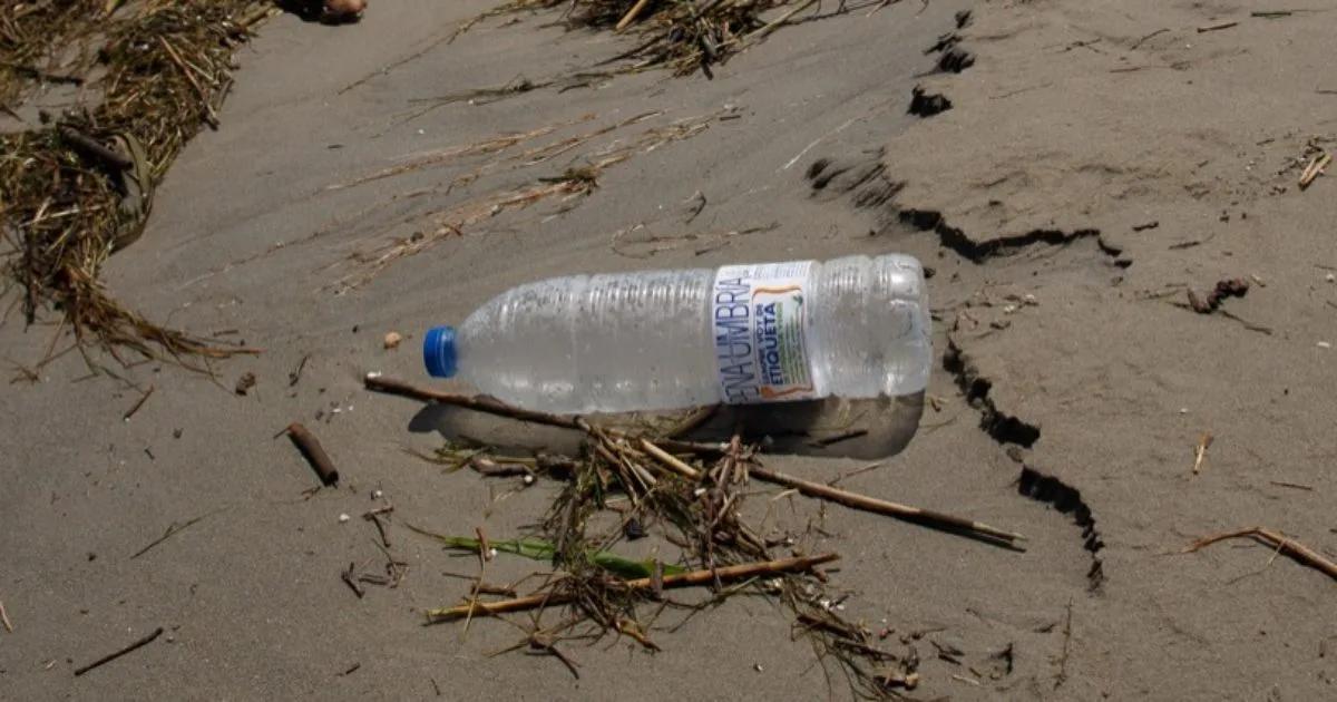 rio de plastico - Qué pasa con el plástico en el agua