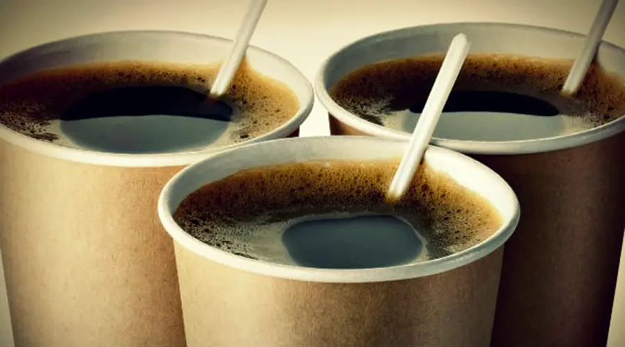 es malo tomar cafe en vaso de plastico - Qué pasa si se toma café todos los días
