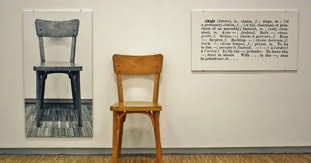 obra de kosuth de la mesa y papa de acrilico - Qué quiere exponer Joseph Kosuth con su obra One and Three Chairs de 1965
