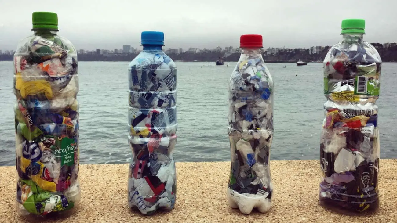 botellas con plastico dentro - Qué son las Ecobotellas y para qué sirven