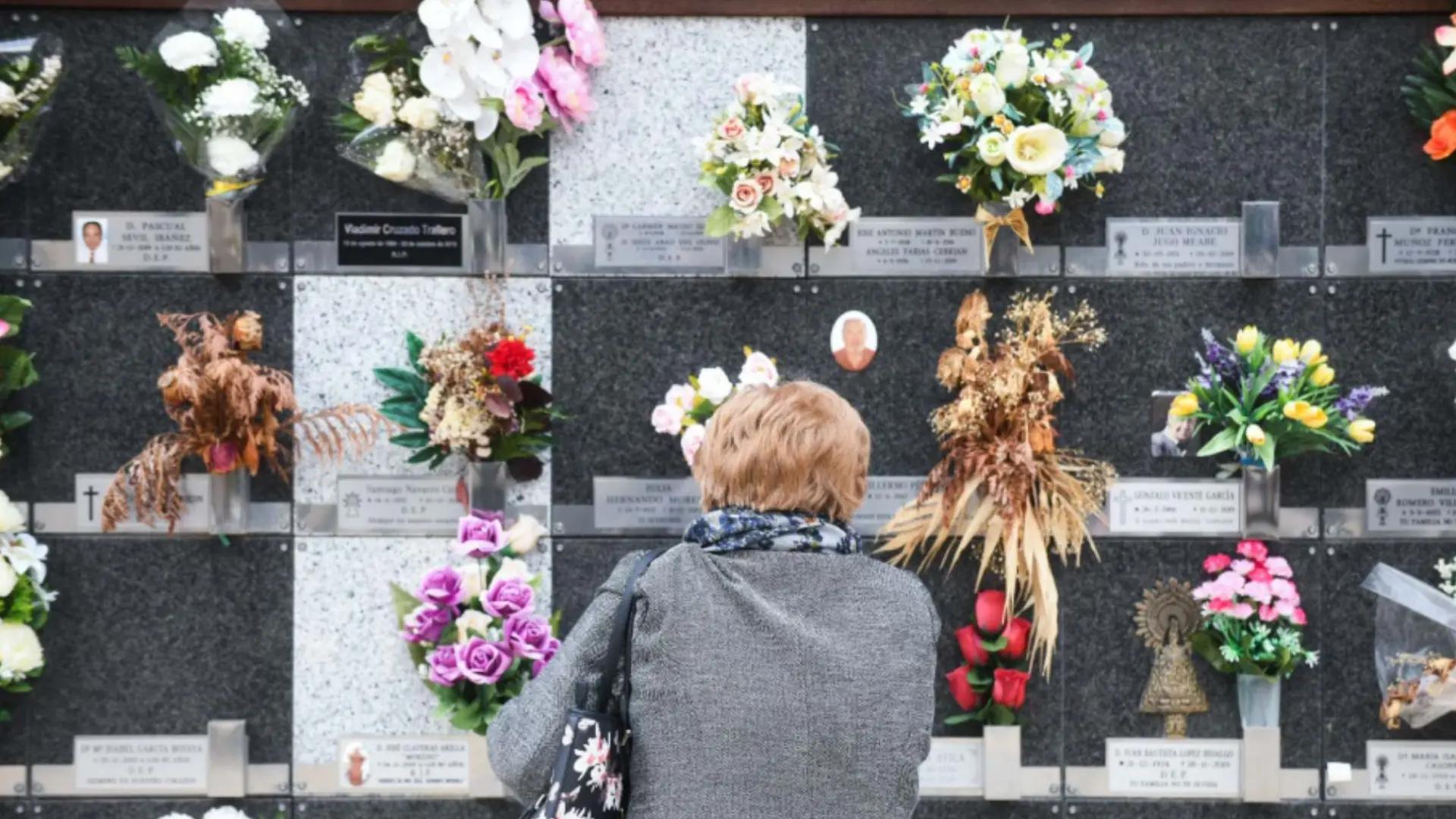 flores de plastico para difuntos - Qué tipo de flores se llevan al cementerio